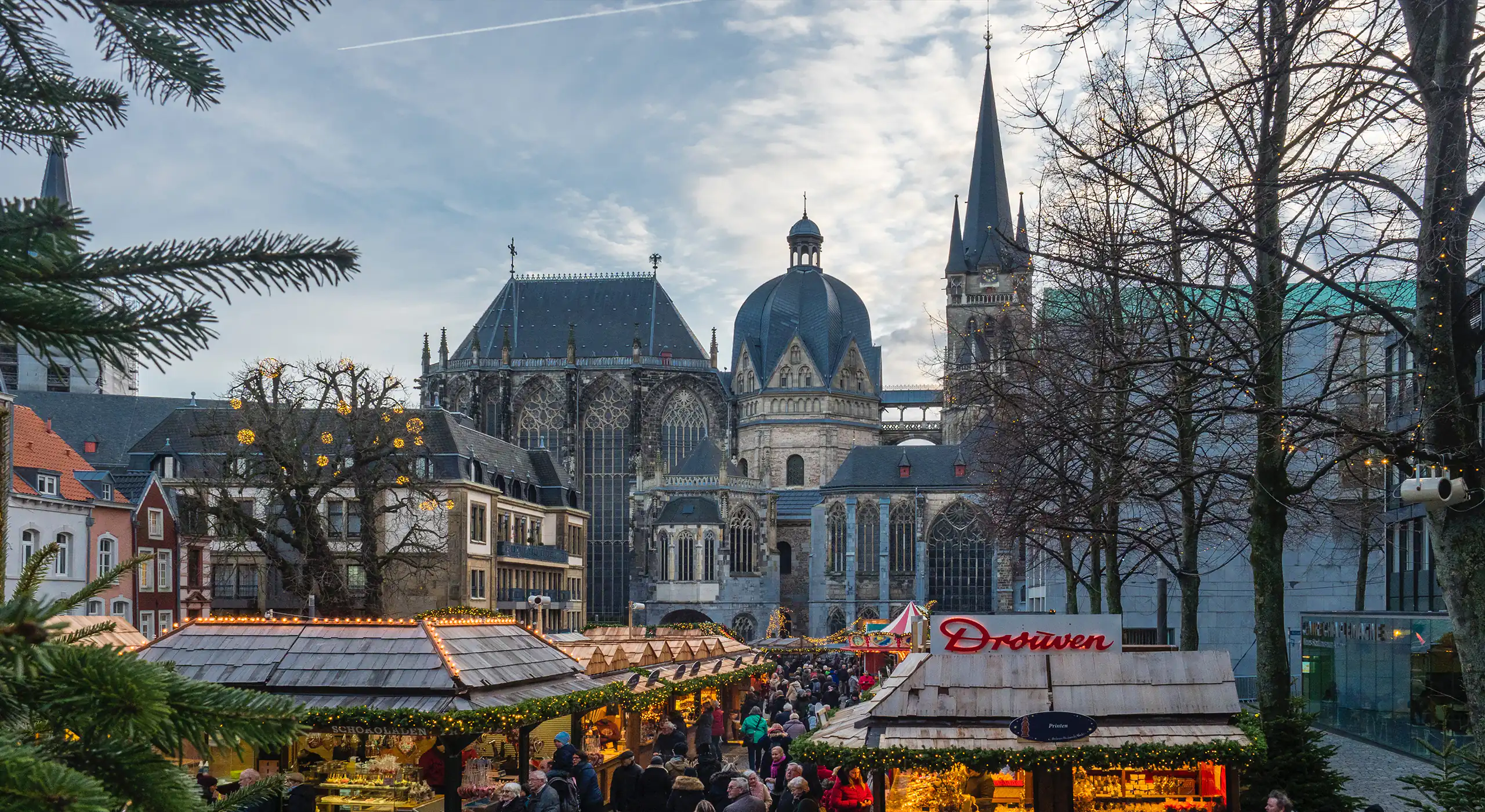 Aachener Weihnachtsmarkt auf dem der Aachener Dom im Hintergrund zu erkennen ist
