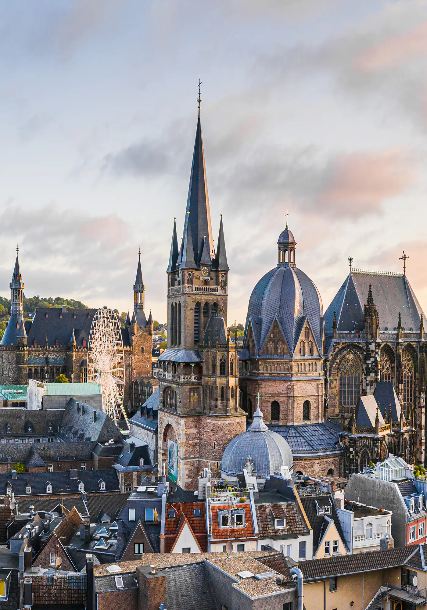 Skyline von Aachen mit dem Aachener Dom Hochformat