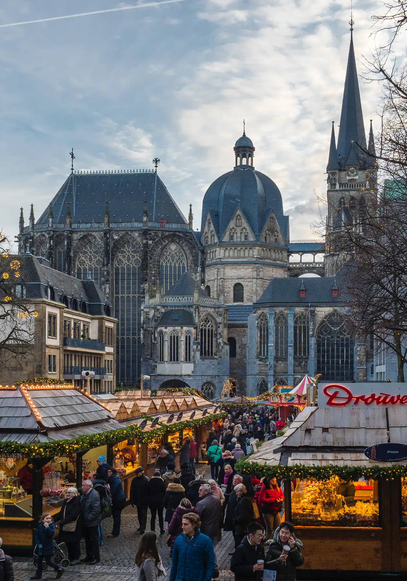 Aachener Weihnachtsmarkt und Aachener Dom Hochformat