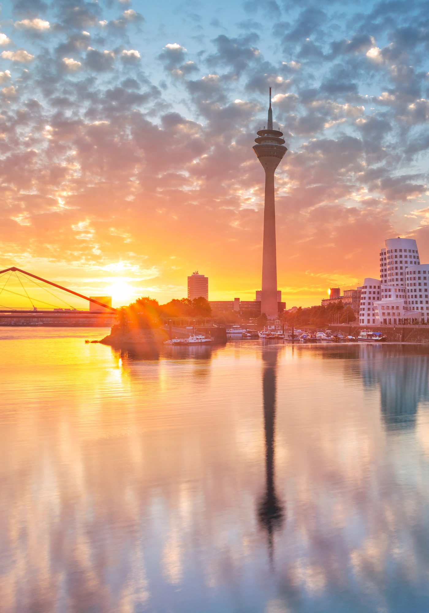 Düsseldorf Skyline am Medienhafen mit dem Fernsehturm bei Sonnenuntergang Hochformat