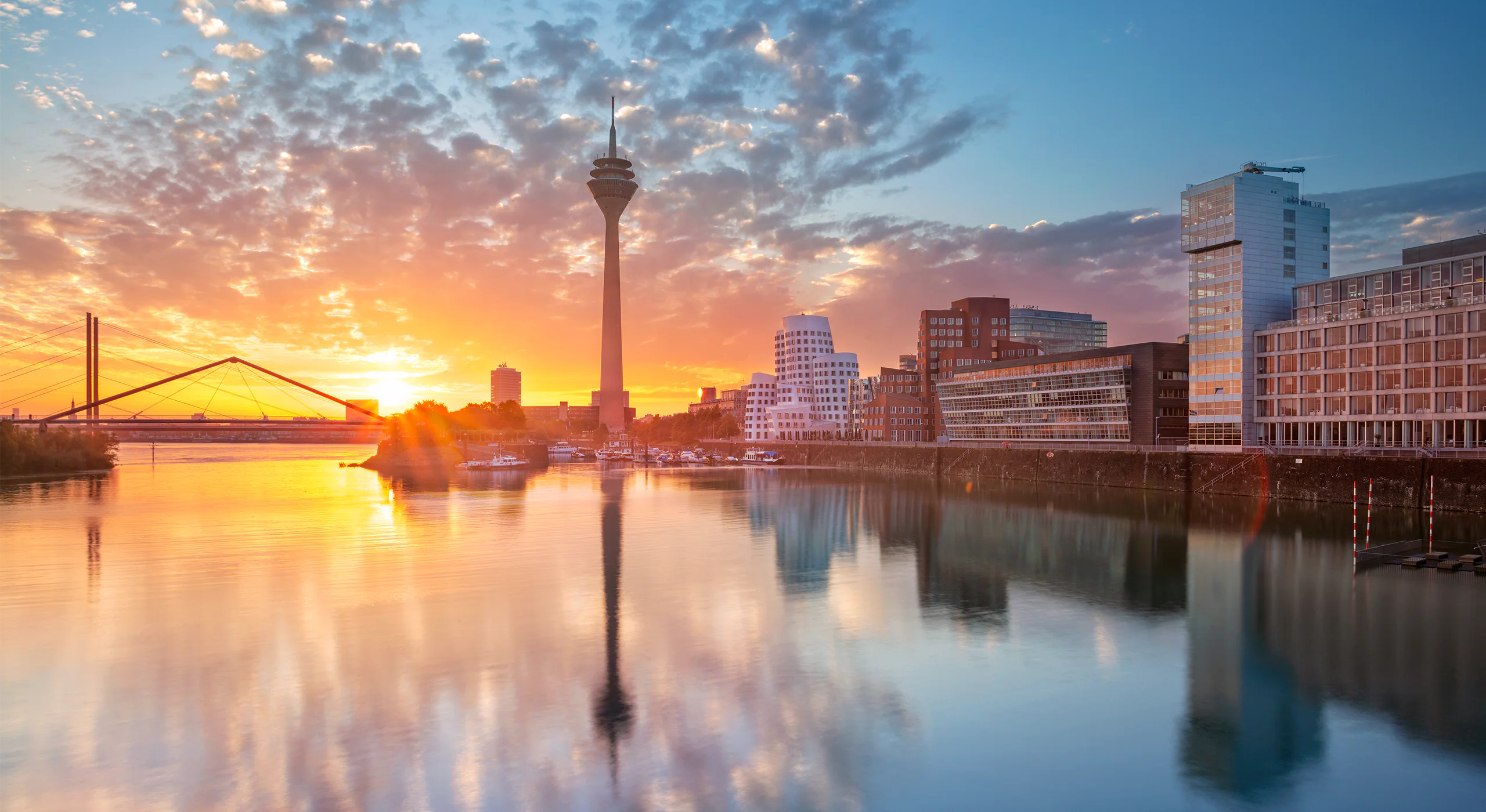 Düsseldorf Skyline am Medienhafen mit dem Fernsehturm bei Sonnenuntergang
