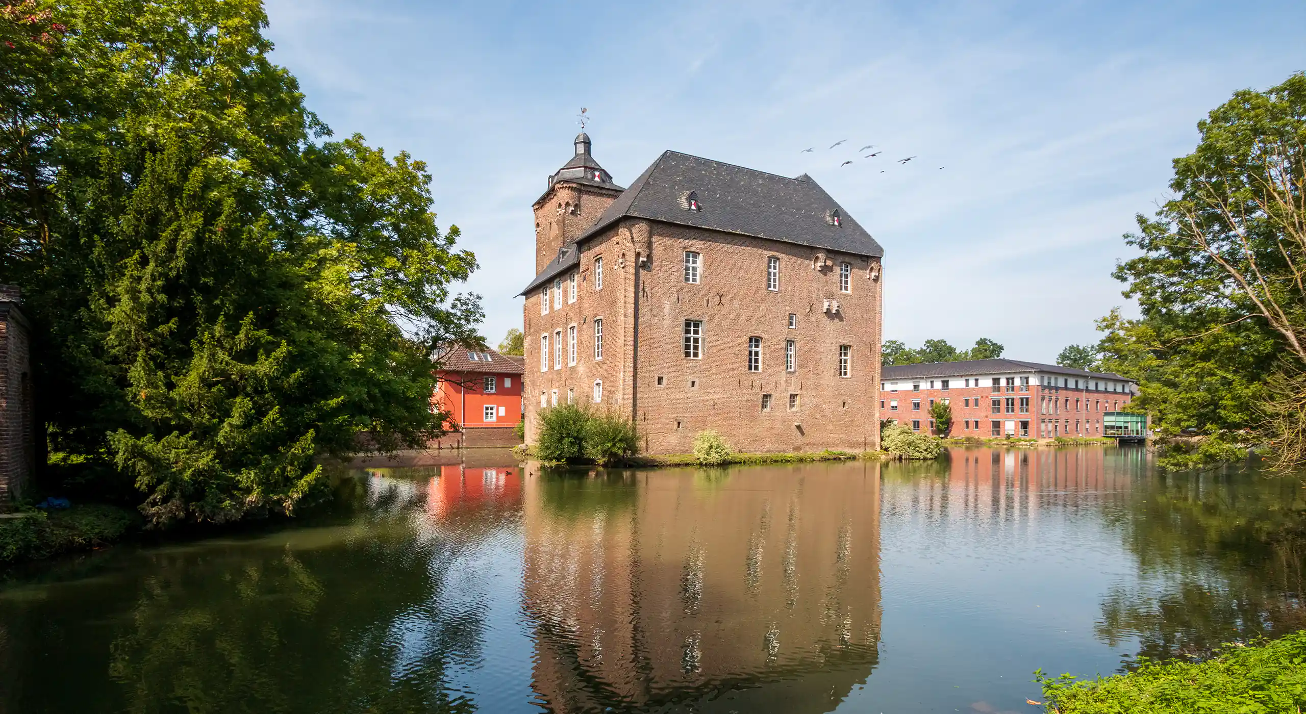 Burg Trips in Geilenkirchen mit Wassergraben um das Schloss